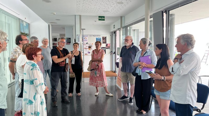 PEQUENO ACTO DE ENTREGA A NATALIA DOS LIBROS EDITADOS POR MUÍÑO NOS QUE PARTICIPOU ANTONIO CASAL